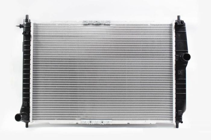 Радиатор охлаждения двигателя  AVEO МКПП 1.6, 1.4 (600мм) с кондиционером (паяный) "SHIKOO"